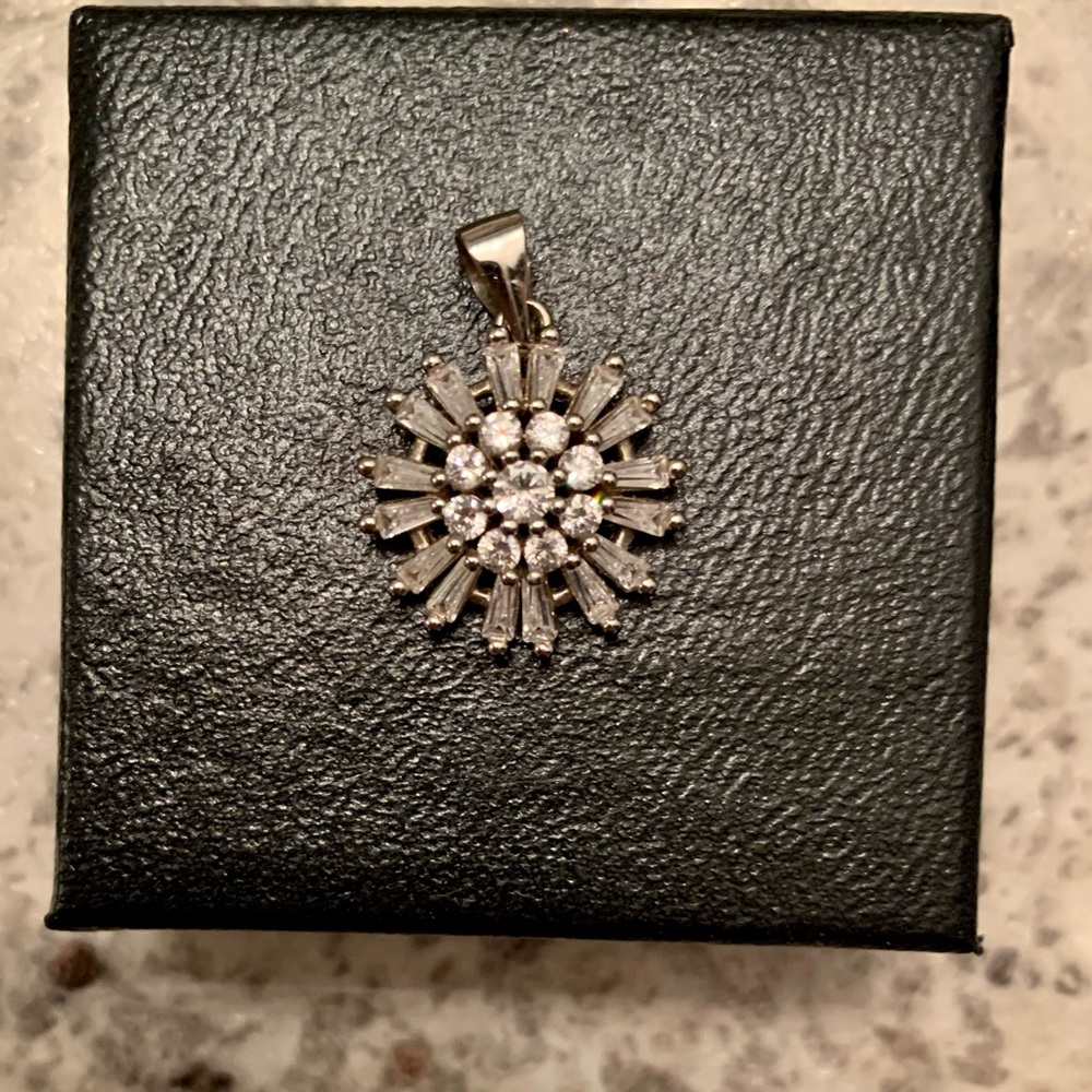 Staver Cluster Snowflake White Stone
Necklace